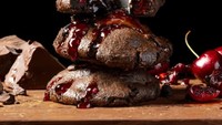 Ada varian unik di mana toko kue ini terinspirasi dari kue blackforest. Namun kue cokelat dengan perpaduan selai cherry yang manis legit dihadirkan dalam bentuk cookies. Foto: Instagram/lastcrumb