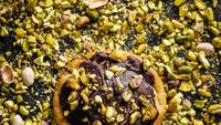Bukan hanya ikut tren, cookies pistachio yang disajikan ternyata merujuk pada makanan favorit Ratu Sheba. Menyajikan varian ini seolah-olah untuk mengenang sosok Ratu Sheba. Foto: Instagram/lastcrumb
