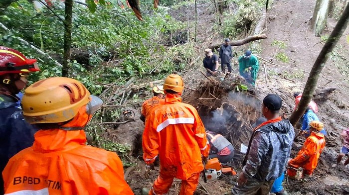Lalin dari Kota Batu ke Mojokerto via Cangar Dialihkan Imbas Longsor