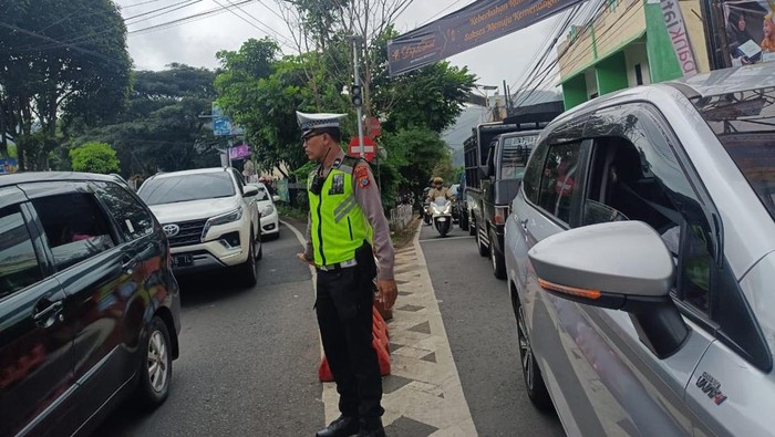 Lalin dari Pujon menuju Kota Batu Padat Merayap