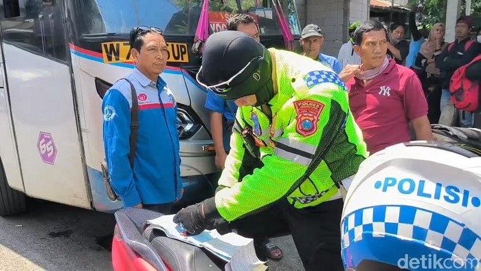 Lawan Arus Saat Jalur Arteri Jombang Padat, Bus Sugeng Rahayu Ditilang