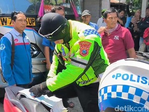 Lawan Arus Saat Jalur Arteri Jombang Padat, Bus Sugeng Rahayu Ditilang