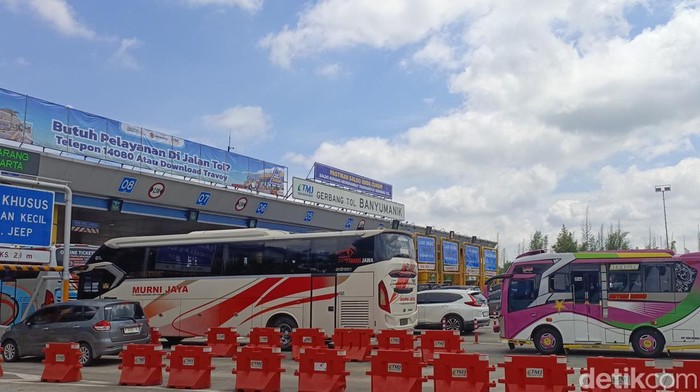 Situasi Tol Banyumanik, Kota Semarang, Kamis (3/4/2025).