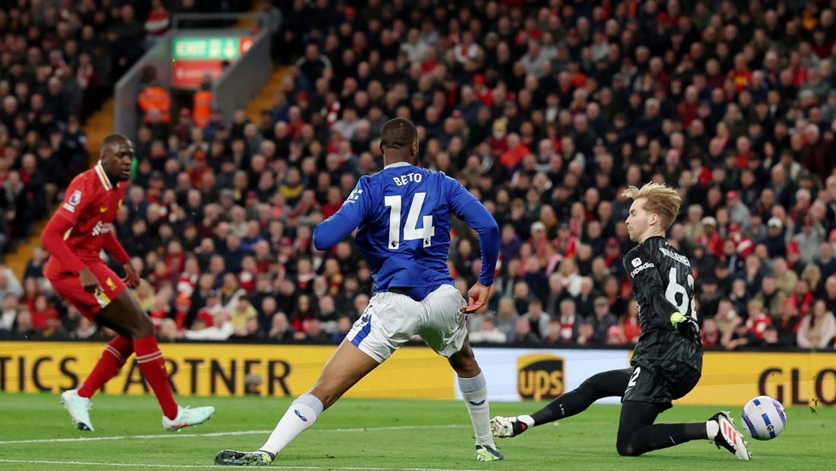 Everton vs Liverpool masih 0-0 di babak pertama (REUTERS/Phil Noble)