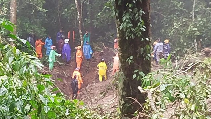longsor cangar-pacet di Mojokerto
