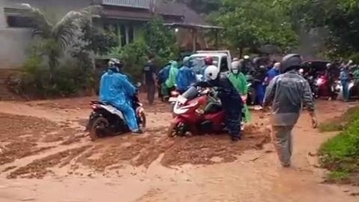 Longsor di Jalan Raya Cibinong Cianjur, Kamis (3/4/2025).