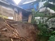 TPT di Sukabumi Ambruk Diterjang Longsor, Rumah Mak Icoh Terancam