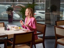 Makan Sendirian di Resto, Wanita Ini Dihujat Karena Tak Mau Berbagi Meja