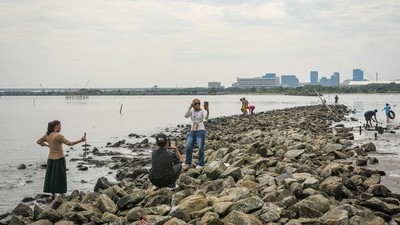Menikmati Libur Lebaran di Pantai Marunda Jakarta