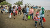 Pengelola objek wisata pantai tersebut mengenakan tiket masuk Rp10 ribu hingga Rp20 ribu per orang sehingga ramai dikunjungi warga saat periode libur Lebaran 2025. 