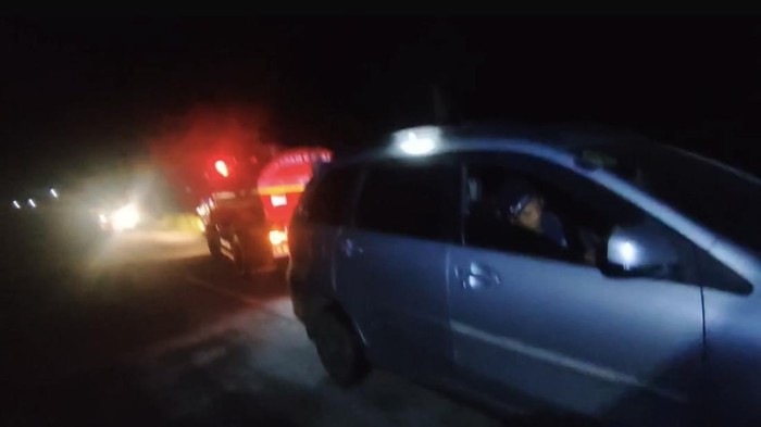 Mobil rombongan asal Jember terperosok ke parit di Banyuwangi.