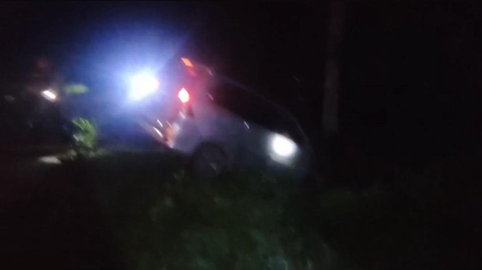 Mobil rombongan asal Jember terperosok ke parit di Banyuwangi.