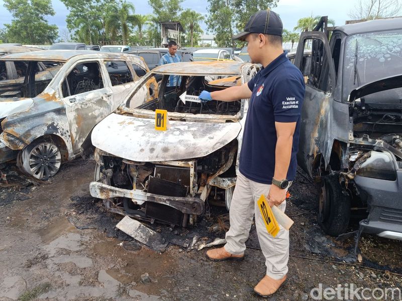 Belasan mobil terbakar di parkiran PT JBA, di Pertokoan Kota Citra Grha Jalan Ahmad Yani KM 18, Banjarbaru. Diketahui, 18 mobil yang terbakar merupakan milik PT JBA yang bergerak di bidang perlelangan kendaraan.