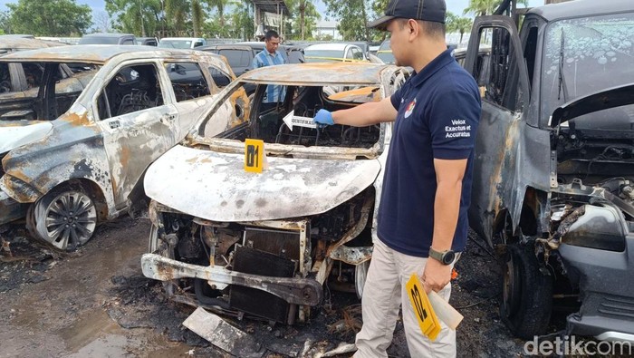 Belasan mobil terbakar di parkiran PT JBA, di Pertokoan Kota Citra Grha Jalan Ahmad Yani KM 18, Banjarbaru. Diketahui, 18 mobil yang terbakar merupakan milik PT JBA yang bergerak di bidang perlelangan kendaraan.
