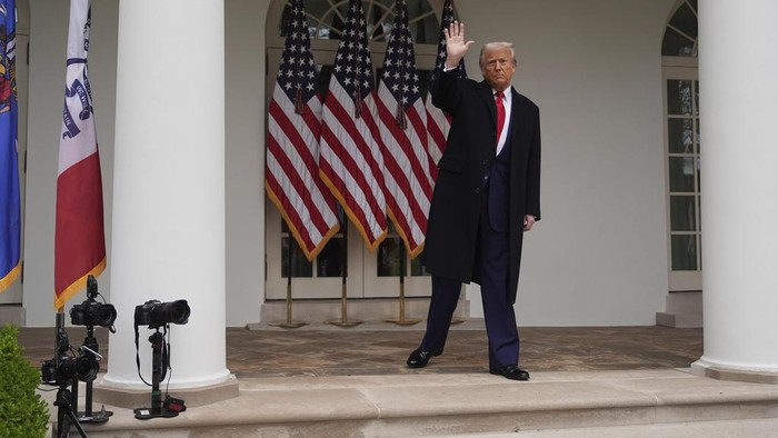 Momen Trump Balas Dendam Umumkan Perang Dagang President Donald Trump departs after signing an executive order at an event to announce new tariffs in the Rose Garden of the White House, Wednesday, April 2, 2025, in Washington. (AP Photo/Evan Vucci)