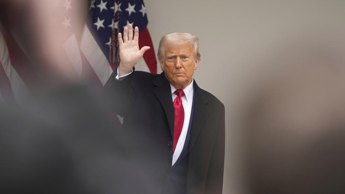 Momen Trump Balas Dendam Umumkan Perang Dagang President Donald Trump walks toward the Oval Office after signing an executive order at an event to announce new tariffs in the Rose Garden of the White House, Wednesday, April 2, 2025, in Washington. (AP Photo/Mark Schiefelbein)