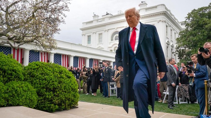 Momen Trump Balas Dendam Umumkan Perang Dagang President Donald Trump walks toward the Oval Office after signing an executive order at an event to announce new tariffs in the Rose Garden of the White House, Wednesday, April 2, 2025, in Washington. (AP Photo/Mark Schiefelbein)