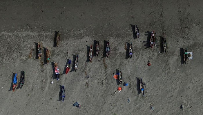 Sejumlah nelayan mengambil ikan yang terperangkap jaring di kawasan pantai Lam Awe, Aceh Besar, Aceh, Kamis (3/4/2025). Sebagian nelayan Aceh mulai H+3 Idul Fitri 1446 Hijriah kembali beraktivitas menangkap ikan guna memenuhi permintaan pasar usai libur sejak H-3 Lebaran sesuai kesepakatan dalam hukum adat laut. ANTARA FOTO/Khalis Surry