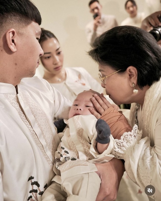 Nikita Willy dan Indra Priawan baru saja menggelar acara akekah untuk putra kedua mereka, Nael Idrissa Djokosoetono. Acara tersebut digelar pada Selasa (1/4/2025), bertepatan dengan hari kedua perayaan Lebaran. Foto: Instagram/@yorafebrina