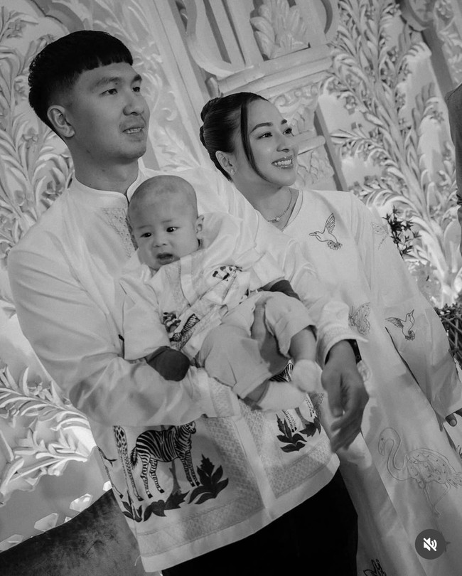 Nikita bersama suaminya, Indra Priawan dan baby Nael tampil kompak kenakan busana dengan pattern unik berbentuk hewan. Foto: Instagram/@yorafebrina