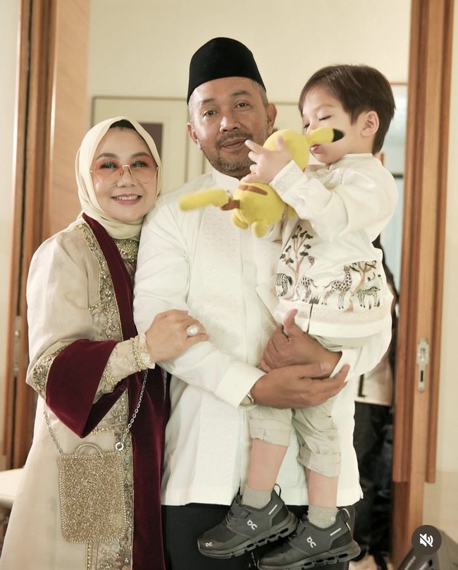 Tak ketinggalan, putra pertama Nikita Willy, Issa Xander juga tampil kenakan busana seragam dengan pattern berbentuk hewan seperti zebra dan jerapah. Foto: Instagram/@yorafebrina