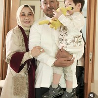 Tak ketinggalan, putra pertama Nikita Willy, Issa Xander juga tampil kenakan busana seragam dengan pattern berbentuk hewan seperti zebra dan jerapah. Foto: Instagram/@yorafebrina