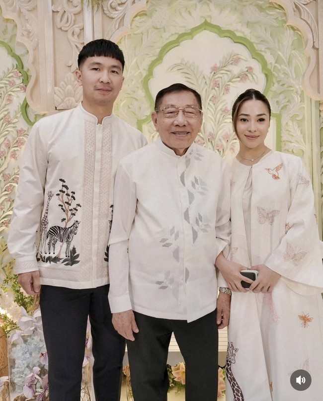 Nikita Willy tampil cantik dalam balutan busana tertutup. Sedikit berbeda dari suami dan kedua putranya, di baju yang dikenakan Nikita Willy terdapat tambahan pattern berbentuk kupu-kupu dan burung. Foto: Instagram/@yorafebrina