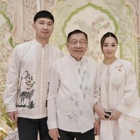 Nikita Willy tampil cantik dalam balutan busana tertutup. Sedikit berbeda dari suami dan kedua putranya, di baju yang dikenakan Nikita Willy terdapat tambahan pattern berbentuk kupu-kupu dan burung. Foto: Instagram/@yorafebrina