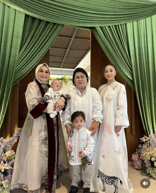Ibunda Nikita Willy dan Indra Priawan juga tampak hadir di acara akekah cucu mereka. Ibunda Nikita Willy, Yora Febrina, tampil dengan busana berwarna coklat, sementara ibunda Indra, Karlina Damiri, tampil dengan busana berwarna putih. Foto: Instagram/@yorafebrina
