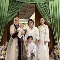 Ibunda Nikita Willy dan Indra Priawan juga tampak hadir di acara akekah cucu mereka. Ibunda Nikita Willy, Yora Febrina, tampil dengan busana berwarna coklat, sementara ibunda Indra, Karlina Damiri, tampil dengan busana berwarna putih. Foto: Instagram/@yorafebrina