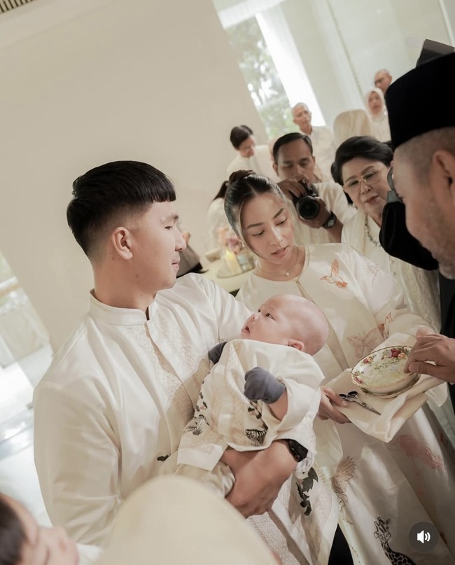 Acara tampak berlangsung dengan lancar. Rambut baby Nael digunting secara bergantian oleh kakek dan neneknya. Foto: Instagram/@yorafebrina