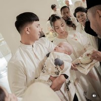 Acara tampak berlangsung dengan lancar. Rambut baby Nael digunting secara bergantian oleh kakek dan neneknya. Foto: Instagram/@yorafebrina