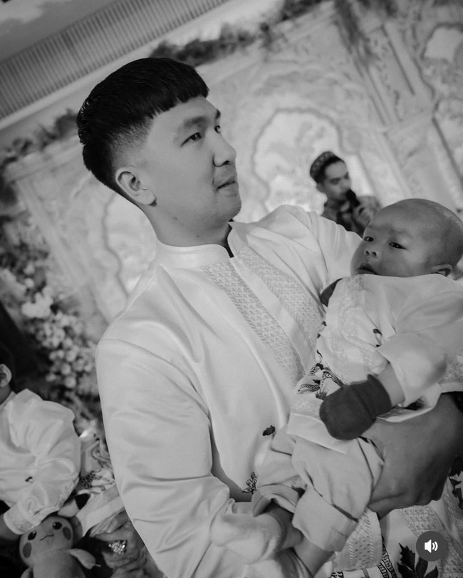 Baby Nael sendiri terlihat anteng digendongan sang ayah. Lahir pada 15 Desember di Amerika, saat ini baby Nael berusia hampir 4 bulan. Foto: Instagram/@yorafebrina