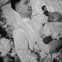 Baby Nael sendiri terlihat anteng digendongan sang ayah. Lahir pada 15 Desember di Amerika, saat ini baby Nael berusia hampir 4 bulan. Foto: Instagram/@yorafebrina