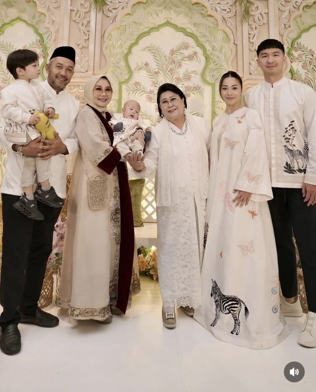 Dekorasi di acara akekah tersebut juga tampak bernuansa earth tone dengan dominasi warna krem dan hijau. Anggota keluarga tampak memenuhi lokasi acara. Foto: Instagram/@yorafebrina