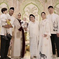 Dekorasi di acara akekah tersebut juga tampak bernuansa earth tone dengan dominasi warna krem dan hijau. Anggota keluarga tampak memenuhi lokasi acara. Foto: Instagram/@yorafebrina