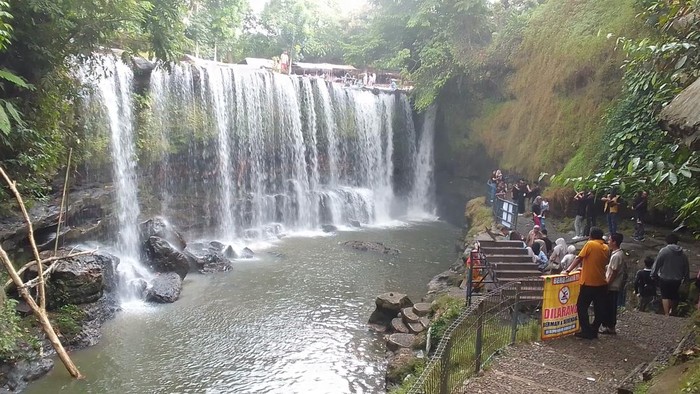 Objek wisata Air Terjun Temam Lubuklinggau ramai dikunjungi saat libur Lebaran