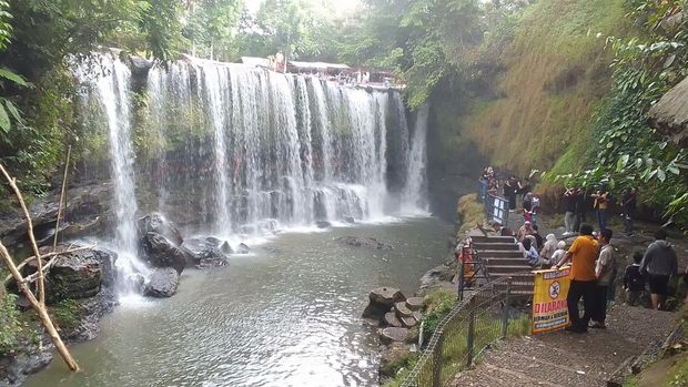Objek wisata Air Terjun Temam Lubuklinggau ramai dikunjungi saat libur Lebaran Objek wisata Air Terjun Temam Lubuklinggau ramai dikunjungi saat libur Lebaran