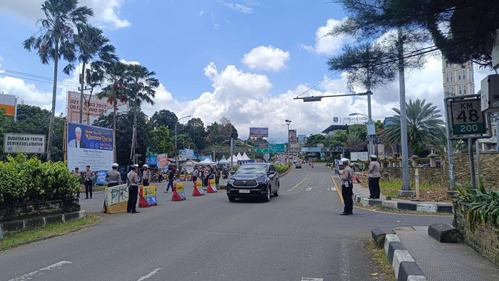 One way di Puncak, Bogor, Kamis (3/4/2025).