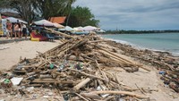 Sampah-sampah yang datang bersama gelombang laut itu menumpuk di Pantai Kuta dan seharusnya segera ditangani agar tidak terkesan jorok. Apalagi dalam suasana liburan seperti saat ini.