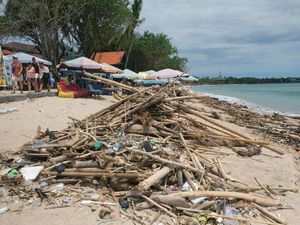 Pantai Kuta Bali Dipenuhi Sampah Kayu dan Plastik
