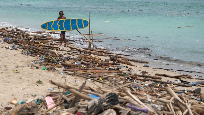 Pantai Kuta Bali Dipenuhi Sampah Kayu dan Plastik Wisatawan bersantai di dekat sampah kayu dan plastik yang terbawa gelombang tinggi saat cuaca ekstrem di pesisir Pantai Kuta, Badung, Bali, Kamis (3/4/2025). Badan Meteorologi, Klimatologi, dan Geofisika mengeluarkan peringatan dini untuk masyarakat mengenai waspada potensi tingginya gelombang laut melebihi dua meter di perairan selatan Bali yang diperkirakan terjadi hingga Jumat (4/4/2025). ANTARA FOTO/Nyoman Hendra Wibowo/rwa.