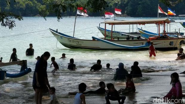 Pantai Pasir Putih Karanggongso, Trenggalek