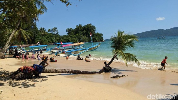 Pantai Pasir Putih Karanggongso, Trenggalek