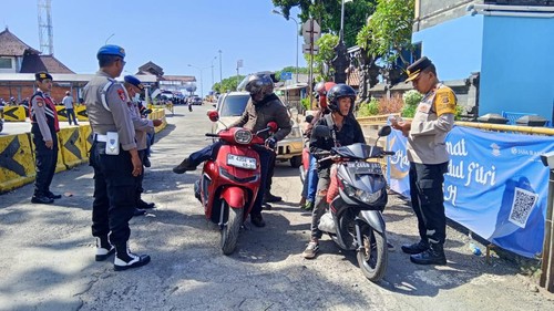 Pemeriksaan arus balik Lebaran di Pelabuhan Padangbai, Karangasem, Kamis (3/4/2025). (IST)