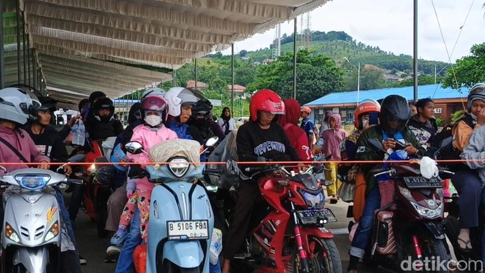 Pemudik memadati Pelabuhan Bakauheni, Lampung Selatan