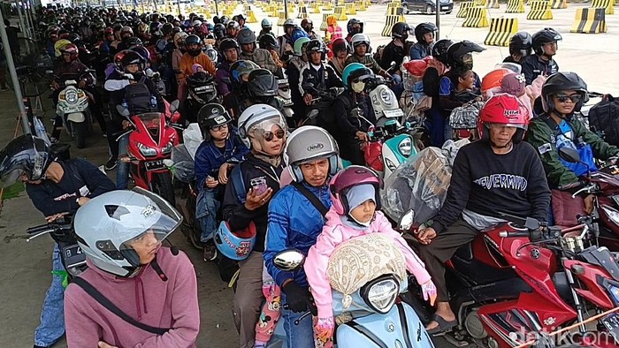 Pemudik motor memadati Pelabuhan Bakauheni