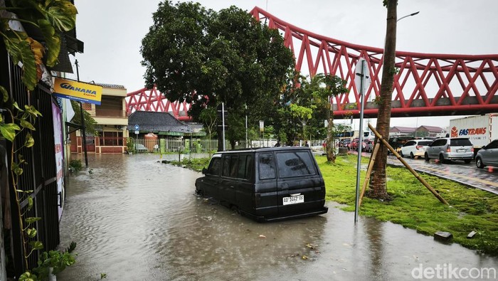 Penampakan banjir di perkampungan dekat Undepass Joglo, Solo, Kamis (3/4/2025).