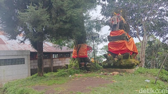 Penampakan palinggih dan rumah makam Wali Pitu di puncak Gunung Tapak, Tabanan, Bali, Kamis (3/4/2025).