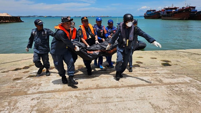 Mayat berjenis kelamin laki-laki dengan mengenakan baju merah dan celana hitam ditemukan mengapung di perairan Batu Ampar, Batam pada Kamis (3/4/2025).